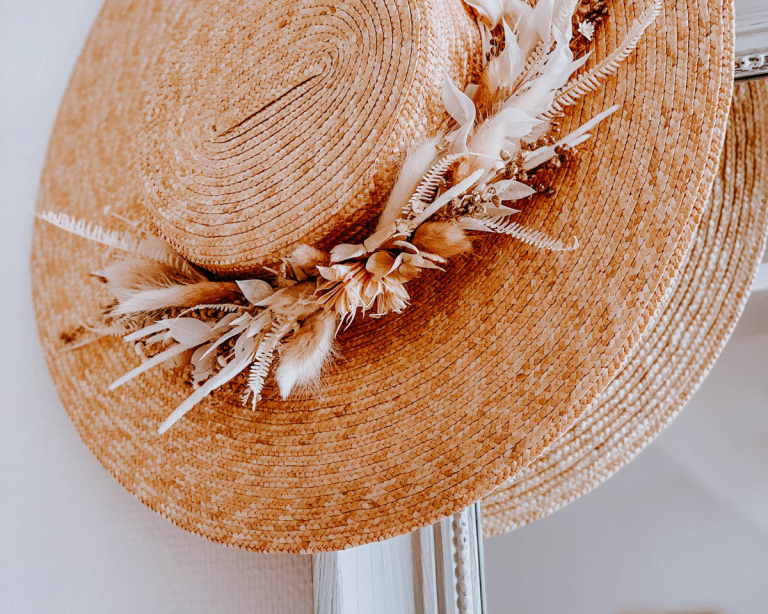 tour de chapeau en fleurs séchées